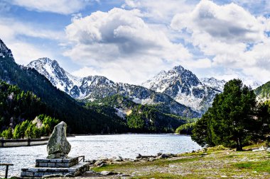 Sant Maurici Gölü 'nün karlı dağlarla kaplı görüntüsü, Aiges Tortes Ulusal Parkı' nda, Lleida Pirenesi 'nde, Katalonya, İspanya