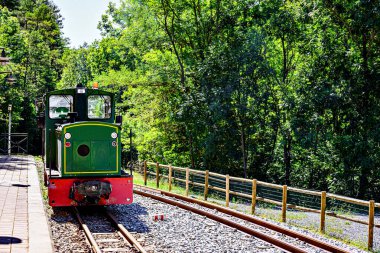 Bergad, Katalonya, İspanya 'daki Pobla de Lillet' in doğası arasındaki raylarda eski demiryolu.