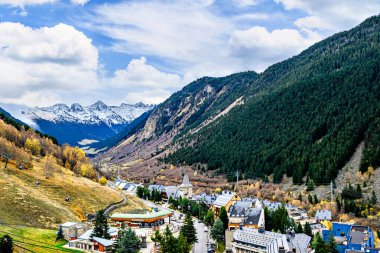Dağlar ve kayak merkezi Baqueira Beret, Aran Vadisi, Lerida 'daki Alto Aran belediyesine bağlı. Pirenelerde kar yağışıweather forecast