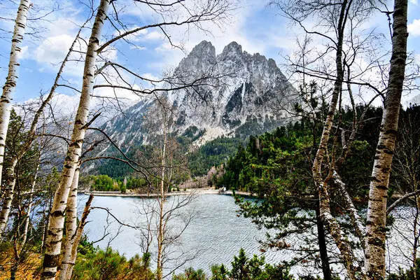 Sant Maurici Gölü 'nün karlı dağlarla kaplı görüntüsü, Aiges Tortes Ulusal Parkı' nda, Lleida Pirenesi 'nde, Katalonya, İspanya