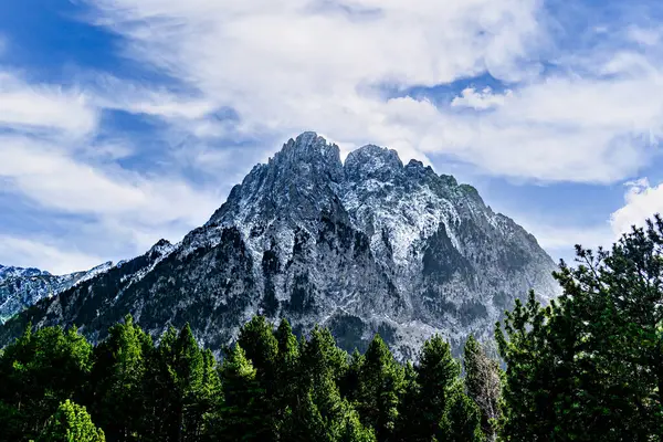 Sant Maurici Gölü 'nün karlı dağlarla kaplı görüntüsü, Aiges Tortes Ulusal Parkı' nda, Lleida Pirenesi 'nde, Katalonya, İspanya