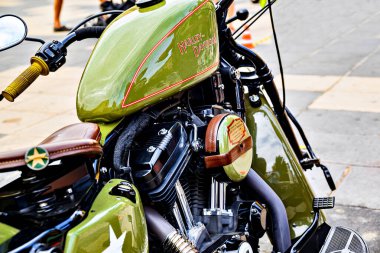 Igualada, Barcelona, İspanya; 25 Ağustos 2024: Harley Davidson motosikletlerinin sergisi Igualada şehir meydanında park edildi