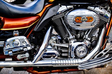 Igualada, Barcelona, İspanya; 25 Ağustos 2024: Harley Davidson motosikletlerinin sergisi Igualada şehir meydanında park edildi