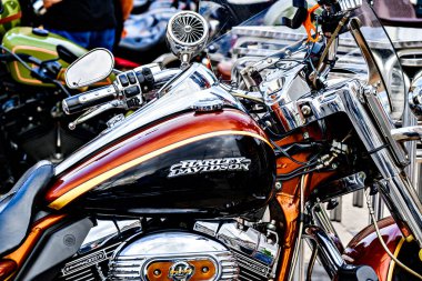 Igualada, Barcelona, İspanya; 25 Ağustos 2024: Harley Davidson motosikletlerinin sergisi Igualada şehir meydanında park edildi