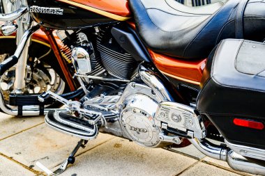 Igualada, Barcelona, İspanya; 25 Ağustos 2024: Harley Davidson motosikletlerinin sergisi Igualada şehir meydanında park edildi