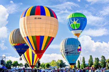 Igualada, Barselona, İspanya; 14 Temmuz 2024. 28. Avrupa Balon Festivali Igualada 'da. Sıcak hava balonlarının konsantrasyonu.