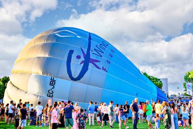 Igualada, Barselona, İspanya; 14 Temmuz 2024. 28. Avrupa Balon Festivali Igualada 'da. Sıcak hava balonlarının konsantrasyonu.