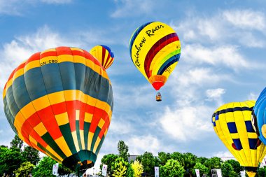 Igualada, Barselona, İspanya; 14 Temmuz 2024. 28. Avrupa Balon Festivali Igualada 'da. Sıcak hava balonlarının konsantrasyonu.