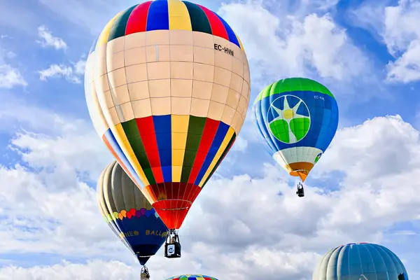 Igualada, Barselona, İspanya; 14 Temmuz 2024. 28. Avrupa Balon Festivali Igualada 'da. Sıcak hava balonlarının konsantrasyonu.