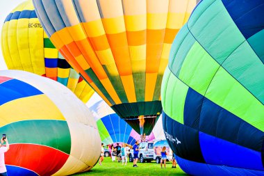 Igualada, Barselona, İspanya; 14 Temmuz 2024. 28. Avrupa Balon Festivali Igualada 'da. Sıcak hava balonlarının konsantrasyonu