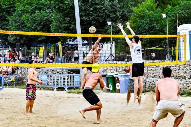 Igualada, Barcelona, İspanya; 13 Temmuz 2024: Şehirde plaj voleybolu oynayan bir grup insan. Spor ve eğlence.