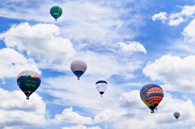 Igualada, Barselona, İspanya; 14 Temmuz 2024. 28. Avrupa Balon Festivali Igualada 'da. Sıcak hava balonlarının konsantrasyonu