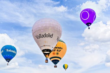 Igualada, Barselona, İspanya; 14 Temmuz 2024. 28. Avrupa Balon Festivali Igualada 'da. Sıcak hava balonlarının konsantrasyonu