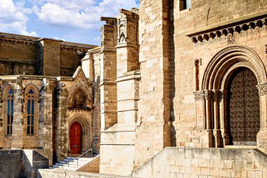Seu Vella ya da Yeni Katedral 'in resmi, Roma tarzında, Lerida, Katalonya, İspanya' nın simgesel anıtıdır.