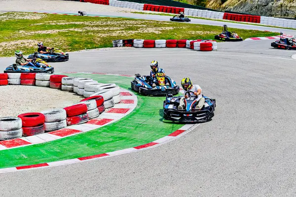 Castelloli, Barcelona; 19 Mayıs 2024: Castelloli, Barcelona 'da bir Karting Parcmotor pistinde genç yarışmacılar.