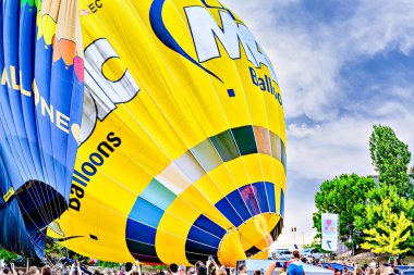 Igualada, Barselona, İspanya; 14 Temmuz 2024. 28. Avrupa Balon Festivali Igualada 'da. Sıcak hava balonlarının konsantrasyonu.