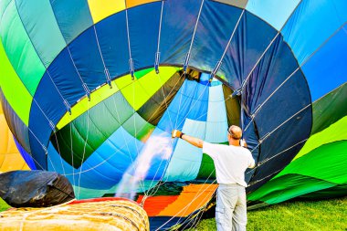 Igualada, Barselona, İspanya; 14 Temmuz 2024. 28. Avrupa Balon Festivali Igualada 'da. Sıcak hava balonlarının konsantrasyonu.