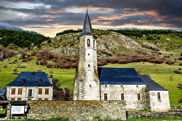 Montgarri Sığınağı, Lerida Pireneleri, Katalonya, İspanya 'da Alto Aran belediyesinde yer almaktadır.