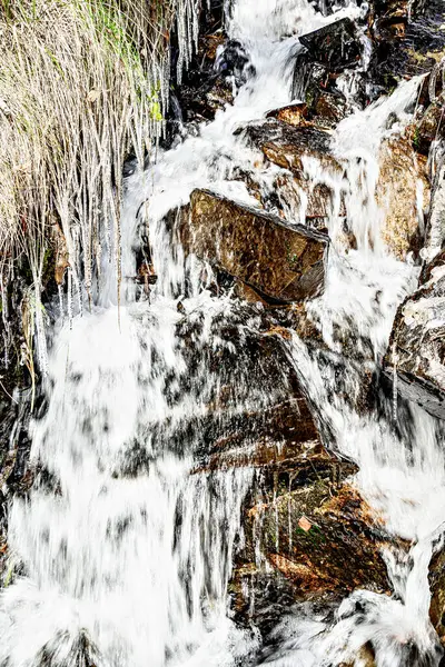 Saint Maurice Gölü 'nün yamacında küçük bir su kaynağı olan Şelale Aigues Tortes Ulusal Parkı, Lleida
