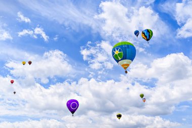 Igualada, Barselona, İspanya; 14 Temmuz 2024. 28. Avrupa Balon Festivali Igualada 'da. Sıcak hava balonlarının konsantrasyonu.