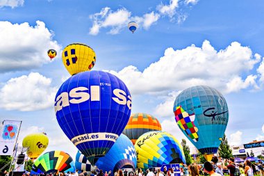 Igualada, Barselona, İspanya; 14 Temmuz 2024. 28. Avrupa Balon Festivali Igualada 'da. Sıcak hava balonlarının konsantrasyonu.