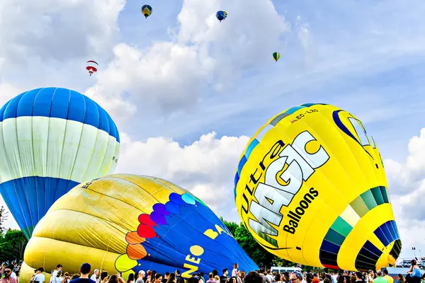 Igualada, Barselona, İspanya; 14 Temmuz 2024. 28. Avrupa Balon Festivali Igualada 'da. Sıcak hava balonlarının konsantrasyonu.