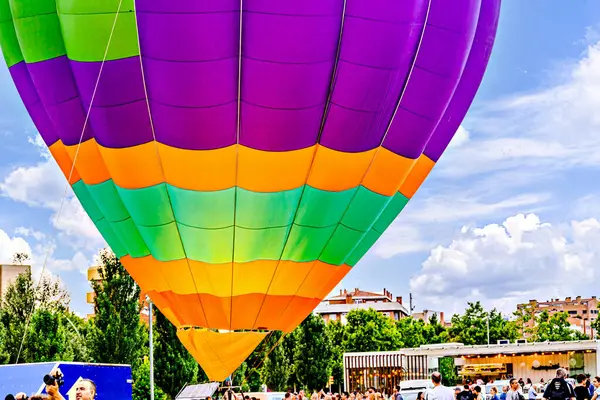 Igualada, Barselona, İspanya; 14 Temmuz 2024. 28. Avrupa Balon Festivali Igualada 'da. Sıcak hava balonlarının konsantrasyonu.