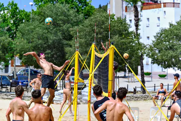 Igualada, Barselona, İspanya, 13 Temmuz 2024: Şehirde plaj voleybolu oynayan bir grup insan. Spor ve eğlence..