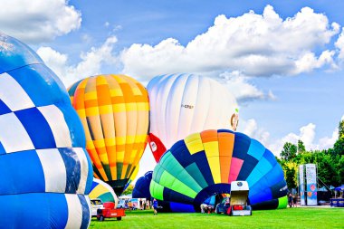 Igualada, Barselona, İspanya; 14 Temmuz 2024. 28. Avrupa Balon Festivali Igualada 'da. Sıcak hava balonlarının konsantrasyonu.