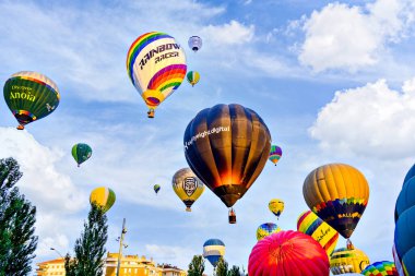 Igualada, Barselona, İspanya; 14 Temmuz 2024. 28. Avrupa Balon Festivali Igualada 'da. Sıcak hava balonlarının konsantrasyonu.
