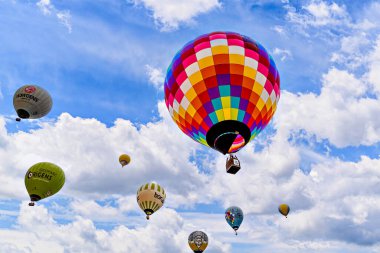 Igualada, Barselona, İspanya; 14 Temmuz 2024. 28. Avrupa Balon Festivali Igualada 'da. Sıcak hava balonlarının konsantrasyonu.