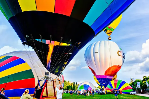 Igualada, Barselona, İspanya; 14 Temmuz 2024. 28. Avrupa Balon Festivali Igualada 'da. Sıcak hava balonlarının konsantrasyonu.