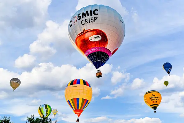 Igualada, Barselona, İspanya; 14 Temmuz 2024. 28. Avrupa Balon Festivali Igualada 'da. Sıcak hava balonlarının konsantrasyonu.