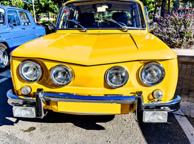 Eski, klasik bir arabanın, eski bir aracın detayları.