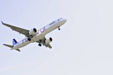 Barselona, İspanya; 30 Mart 2025: Azores Havayolları Airbus A321 Barselona-El Prat 'taki Josep Tarradellas Havaalanına indi..