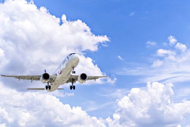 Barselona, İspanya; 30 Mart 2025: Azores Havayolları Airbus A321 Barselona-El Prat 'taki Josep Tarradellas Havaalanına indi..