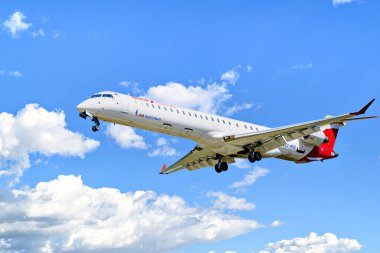 Barselona, İspanya; 30 Mart 2025: Iberia Bölgesel Mitsubishi CRJ-1000 Barcelona-El Prat 'taki Josep Tarradellas Havalimanı' na indi