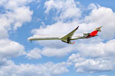 Barselona, İspanya; 30 Mart 2025: Iberia Bölgesel Mitsubishi CRJ-1000 Barcelona-El Prat 'taki Josep Tarradellas Havalimanı' na indi