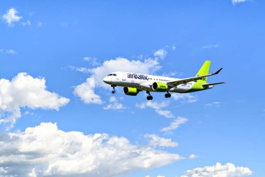 Barcelona, İspanya; 30 Mart 2025: Air Baltic Airbus A220 Barcelona-El Prat Josep Tarradellas Havaalanına indi.
