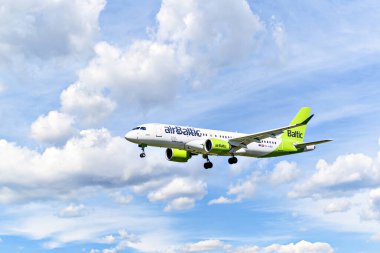 Barcelona, İspanya; 30 Mart 2025: Air Baltic Airbus A220 Barcelona-El Prat Josep Tarradellas Havaalanına indi.