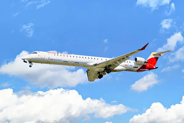 Barselona, İspanya; 30 Mart 2025: Iberia Bölgesel Mitsubishi CRJ-1000 Barcelona-El Prat 'taki Josep Tarradellas Havalimanı' na indi