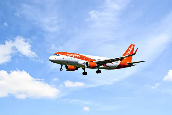 Barselona, İspanya; 30 Mart 2025: Easyjet Europe, Airbus A320 Barselona-El Prat 'taki Josep Tarradellas Havaalanına indi.