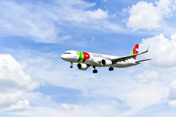 Barselona, İspanya; 30 Mart 2025: TAP Air Portugal Airbus A321 Barcelona-El Prat Josep Tarradellas Havaalanına indi.