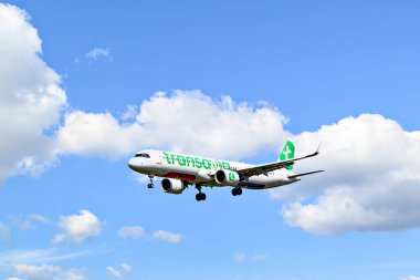 Barselona, İspanya; 30 Mart 2025: Transavia Airbus A321 Barselona-El Prat 'taki Josep Tarradellas Havaalanına indi.
