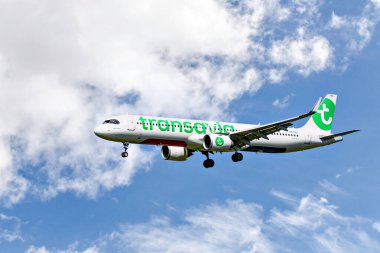 Barselona, İspanya; 30 Mart 2025: Transavia Airbus A321 Barselona-El Prat 'taki Josep Tarradellas Havaalanına indi.