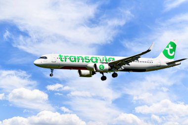 Barselona, İspanya; 30 Mart 2025: Transavia Airbus A321 Barselona-El Prat 'taki Josep Tarradellas Havaalanına indi.