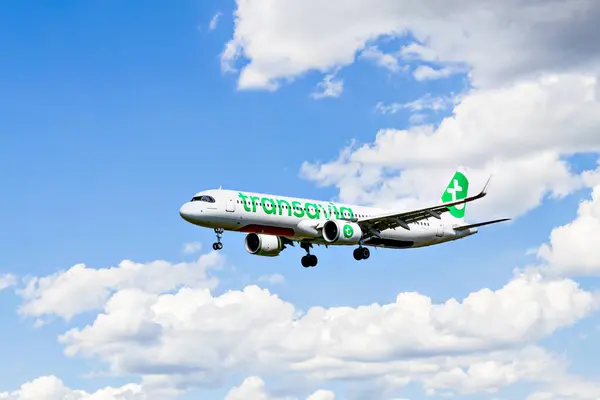Barselona, İspanya; 30 Mart 2025: Transavia Airbus A321 Barselona-El Prat 'taki Josep Tarradellas Havaalanına indi.