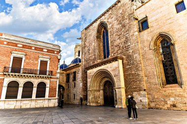 Valencia Hanımefendimizin (Valencia Katedrali) Gotik tarzda varsayımının Katedral Bazilikası 'nın yan görüntüsü