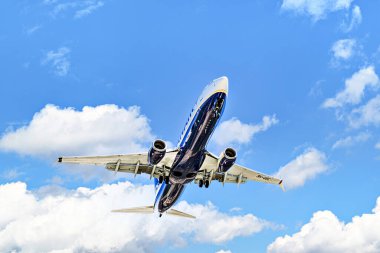 Barselona, İspanya; 30 Mart 2025: Ryanair Boeing 737 Barcelona-El Prat Josep Tarradellas Havaalanına indi.