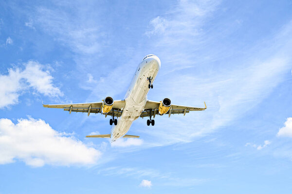 Барселона, Испания; 30 марта 2025 года: Vueling Airbus A321 приземлился в аэропорту Фазеп Таррадельяс в Барселоне-Эль-Прат.